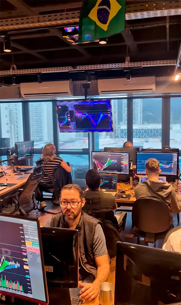 Turma da AD Trader operando ao vivo durante o pregão